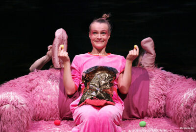 Luise Audersch sitzt auf einem rosanen Sofa.